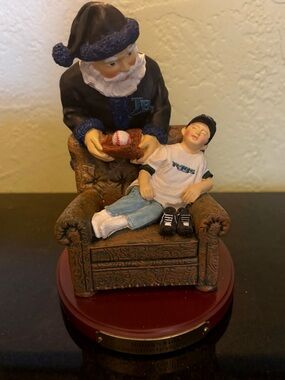 Tampa Bay Buccaneers Santa’s Gift Figurine 2nd in Ser. NFL Football Memory 2001
